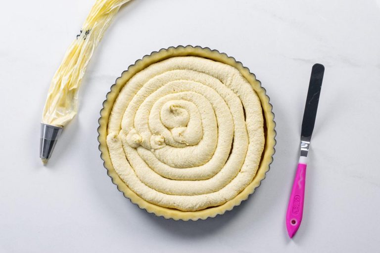 crostata con crema frangipane