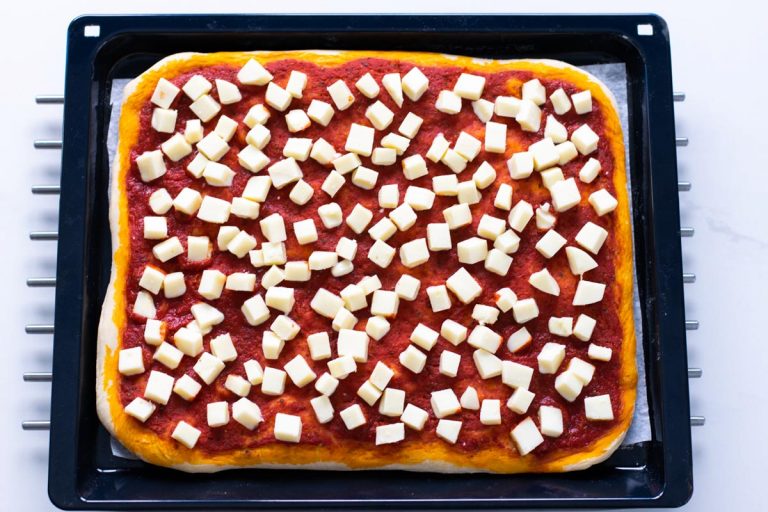distribuire la mozzarella sulla pizza in teglia