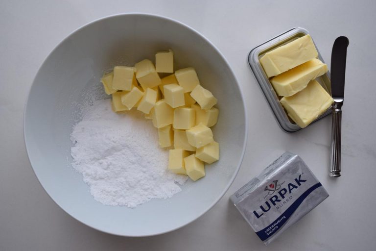 impastare burro e zucchero
