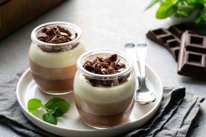 mousse ai tre cioccolati in bicchiere ricetta