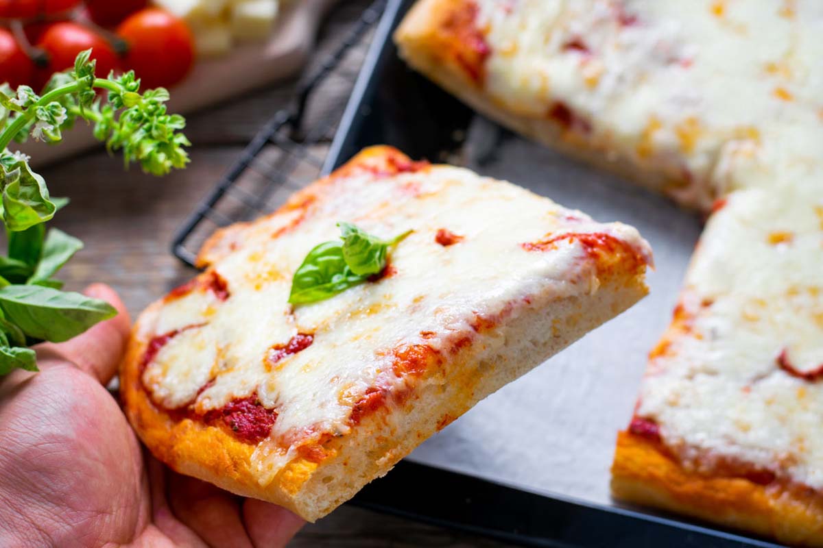 Pizza in teglia: facile e soffice