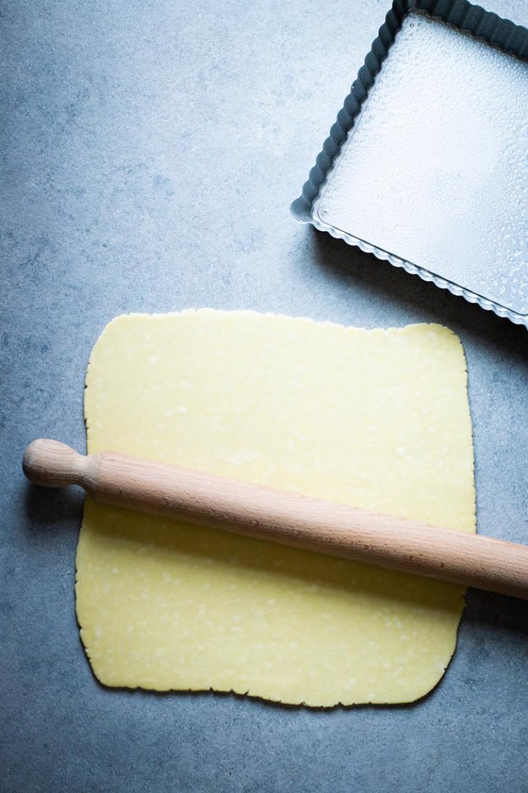 stendere la pasta brisè per la torta salata con asparagi