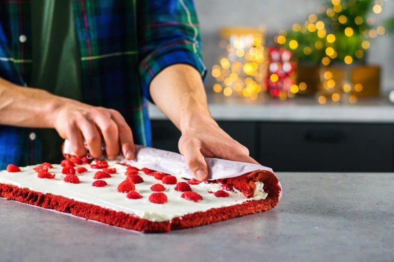 arrotolare la pasta biscotto red velvet