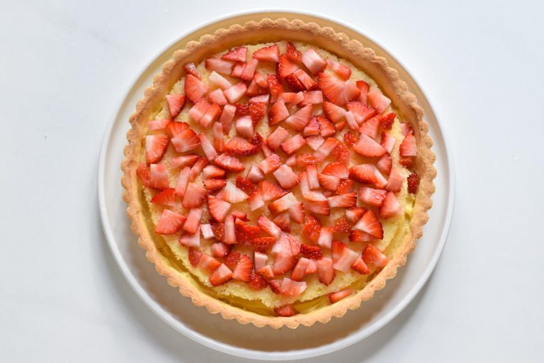 crostata con crema e fragole