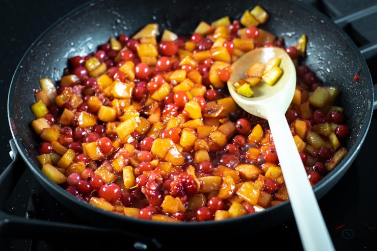 crostata mele e frutti di bosco