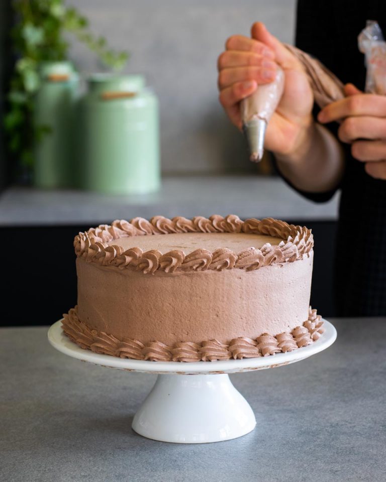 decorare la torta al cioccolato e lamponi