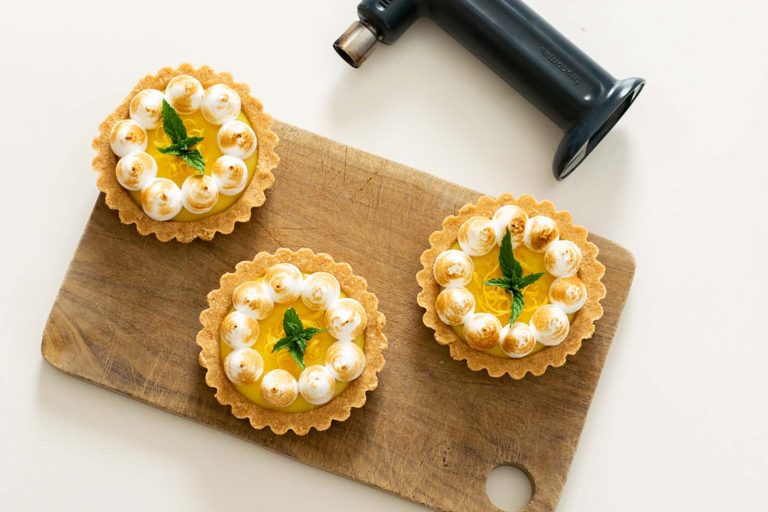 fiammeggiare la meringue lemon pie