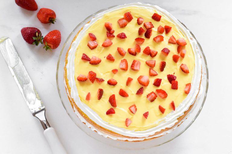 pan di spagna con crema e frutti di bosco