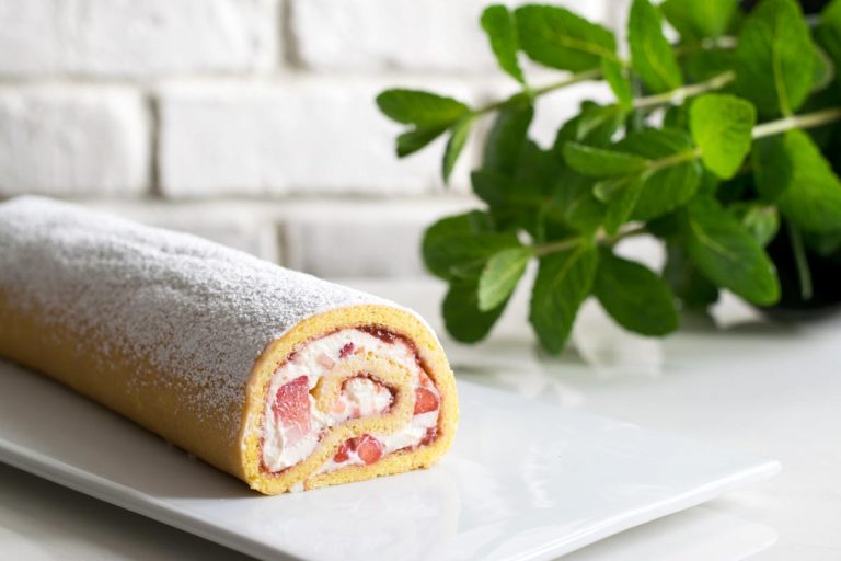 rotolo con panna e fragole