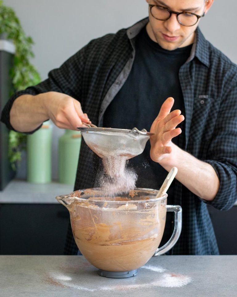 setacciare la farina torta al cioccolato e lamponi