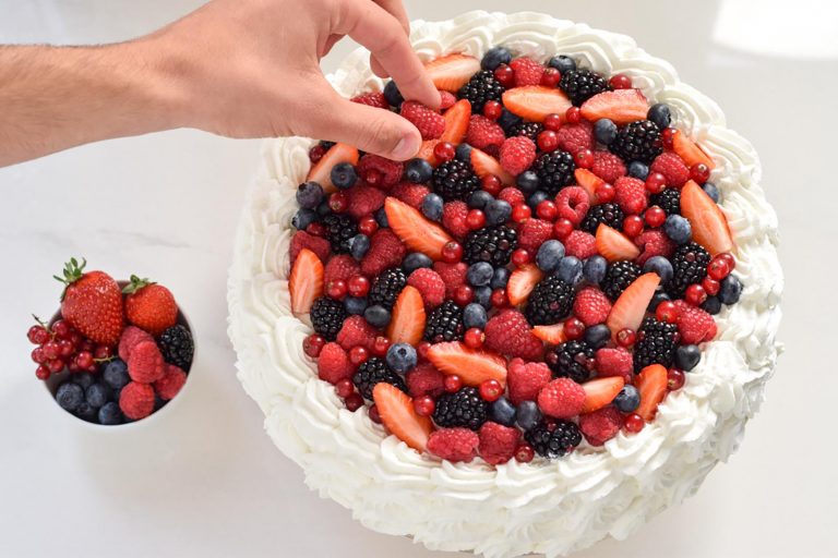 torta alla crema e frutti di bosco