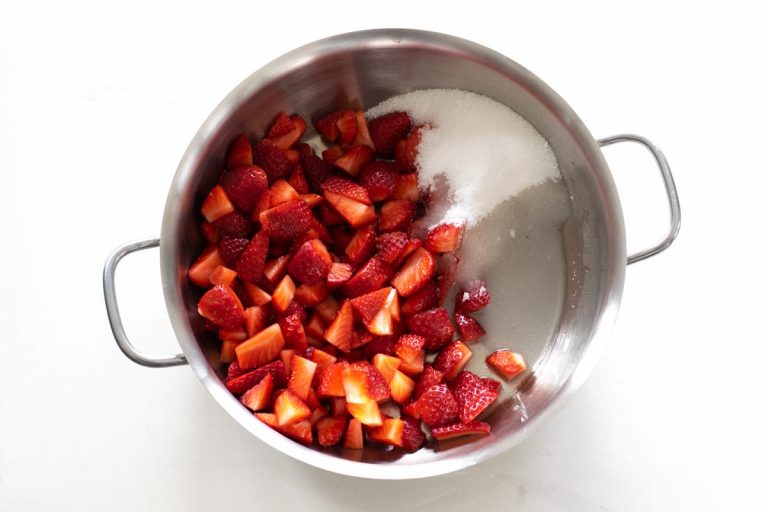 torta con fragole e panna