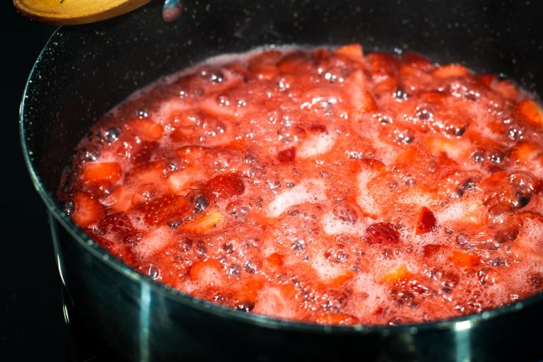 torta mousse con coulis di fragole