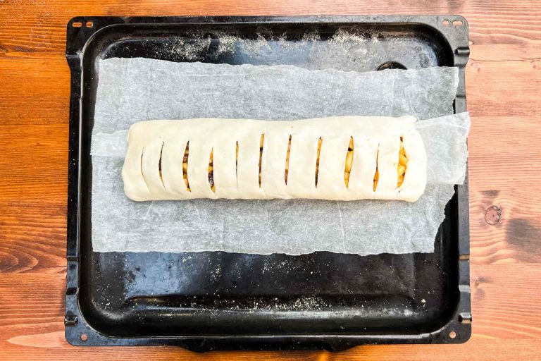 Strudel di mele con la pasta sfoglia