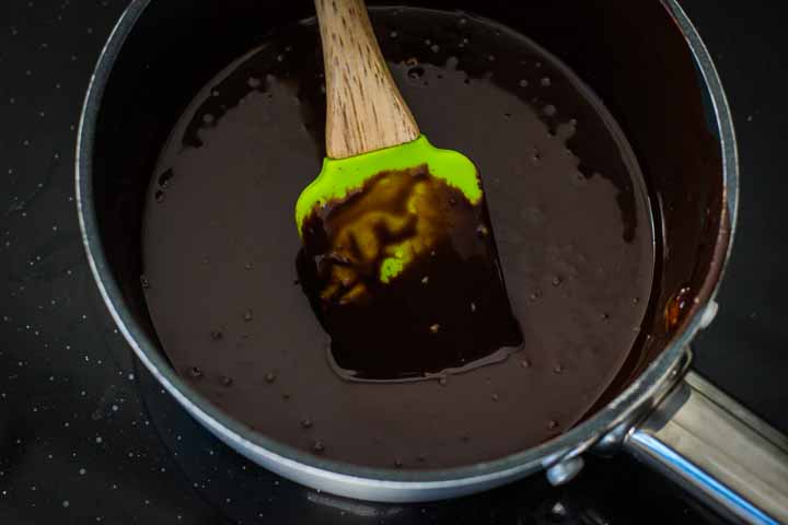 torta con cioccolato che cola