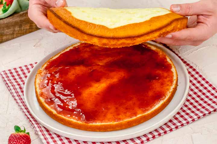 torta con fragole e crema