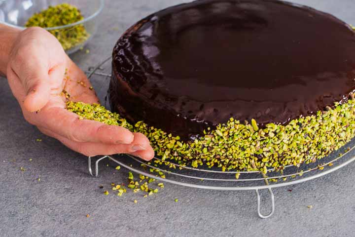 torta con granella di pistacchio e cioccolato