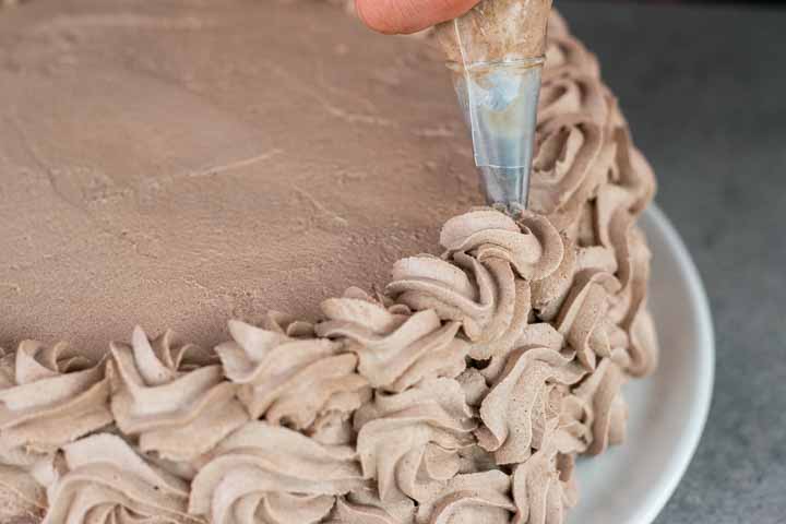 torta con crema chantilly e cioccolato