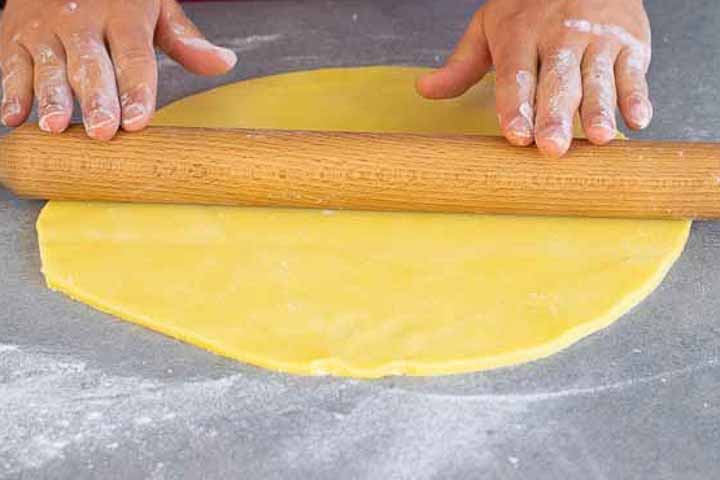 crostata moderna con mousse ai frutti di bosco