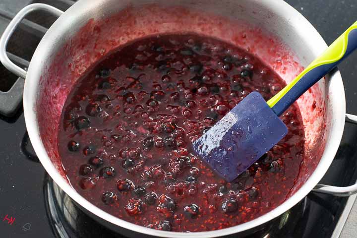 torta con frutti di bosco surgelati