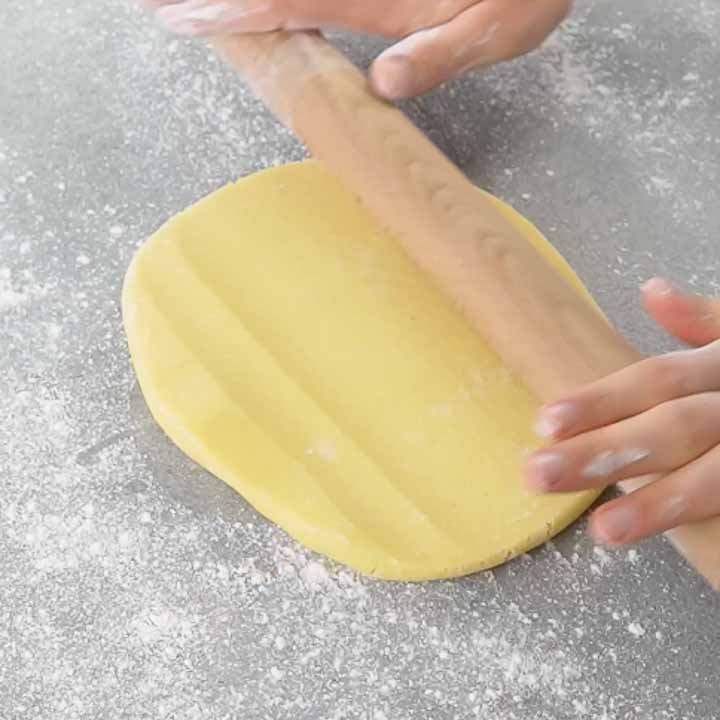 crostata ricoperta pere e cioccolato