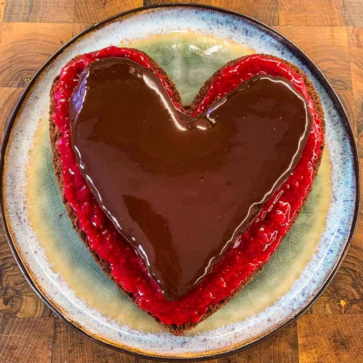 torta a forma di cuore semplice