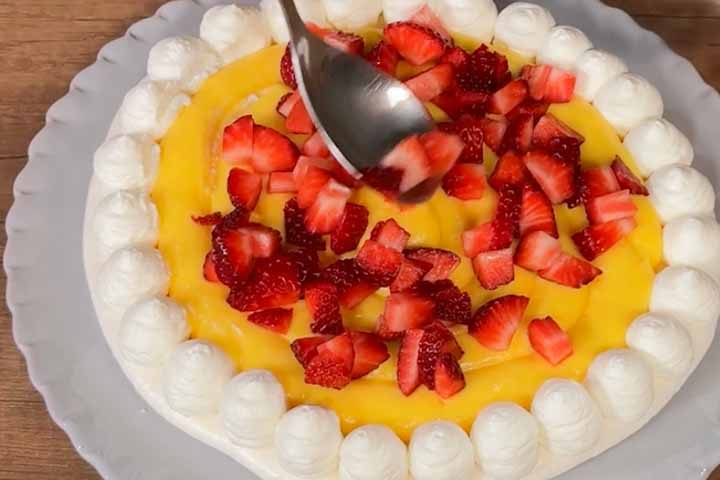 torta meringata alle fragole