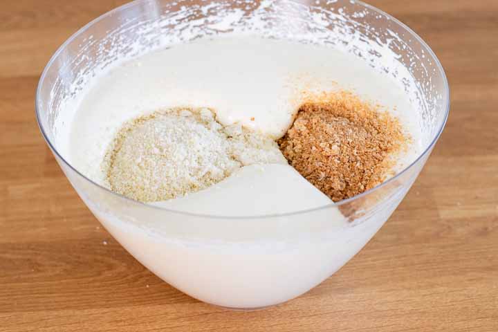 torta agli amaretti e mandorle