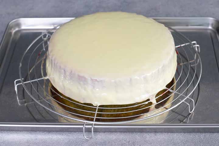 torta ricoperta di cioccolato bianco